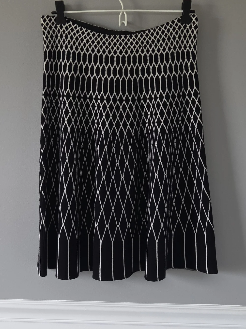 Black and White Geometric Stretchy Knit A-Line Pull-on Flared Skirt Size S
